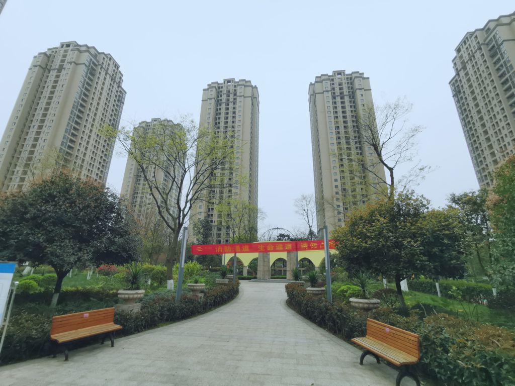 復盛福居位于重慶市江北區(qū)復盛鎮(zhèn)渝景大道191號，總建筑面積約23.41萬平方米，其中住宅19.7萬平方米；商業(yè)1.2萬平方米；車庫1.83萬平方米（停車位679個；注：含地面車位101個）.jpg