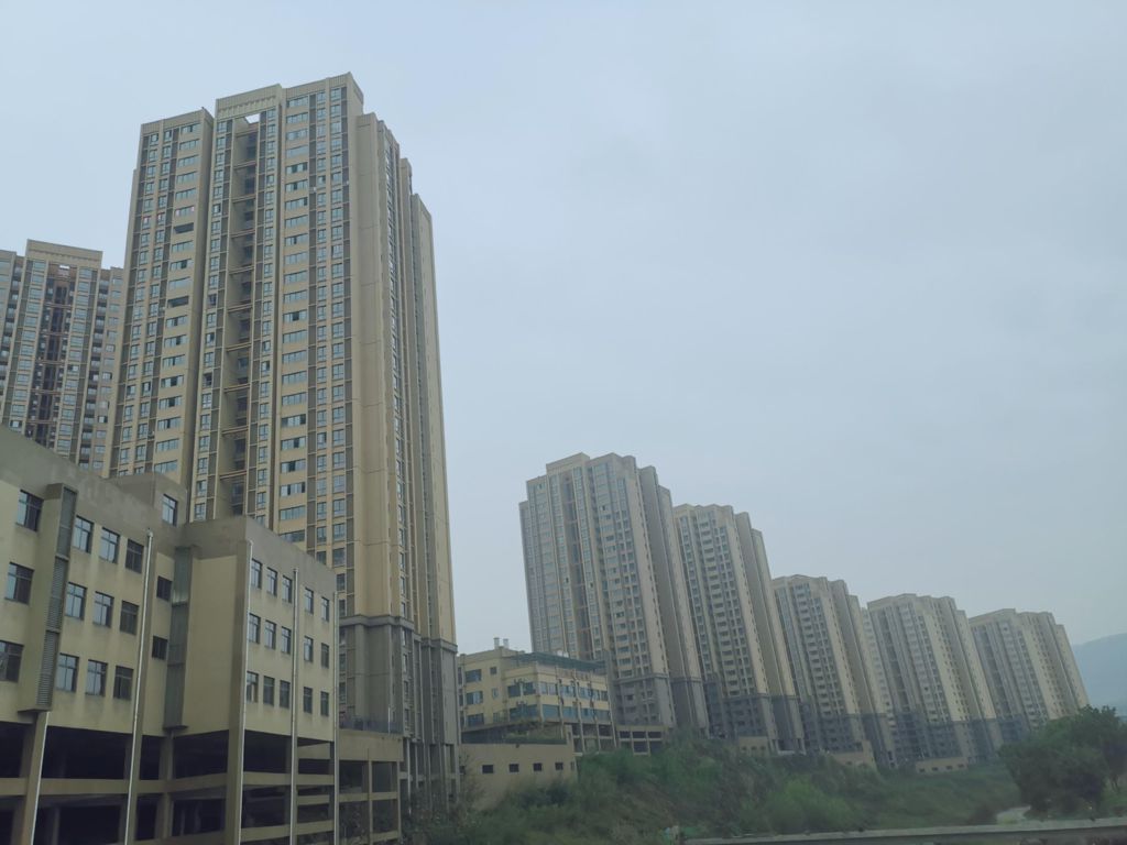 和美家園位于江北區(qū)魚嘴鎮(zhèn)，西依銅鑼山，東接雙溪興苑、公租房，北臨雙輝路，南靠渝萬鐵路雙溪高鐵站，總建筑面積約178097.1平方米，其中住宅154171.8平方米；車庫(kù)17015.21平方米，停車位553個(gè)（室內(nèi)停車位403個(gè)，室外停車位150個(gè)）。.jpg