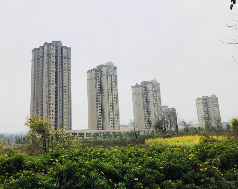和慶家園項(xiàng)目位于重慶市江北區(qū)復(fù)盛鎮(zhèn)慶福路2號、4號、6號、8號、10號，總建筑面積約379846.1萬平方米，其中住宅283803.81萬平方米；商業(yè)23446.25萬平方米；車庫62454.31萬平方米（停車位1143個(gè)）.jpg