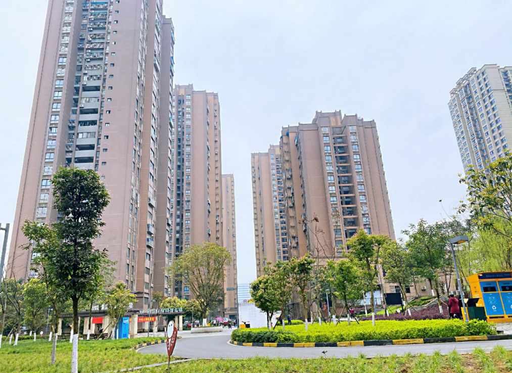 和煦家園項(xiàng)目位于江北區(qū)魚嘴鎮(zhèn)和煦路107號(hào)，北臨和煦路，南靠渝懷鐵路，東、西皆為綠化帶；總建筑面積約21.12萬(wàn)平方米，其中住宅17.8萬(wàn)平方米；商業(yè)0.85萬(wàn)平方米；車庫(kù)2.4萬(wàn)平方米（停車位675個(gè)）.jpg